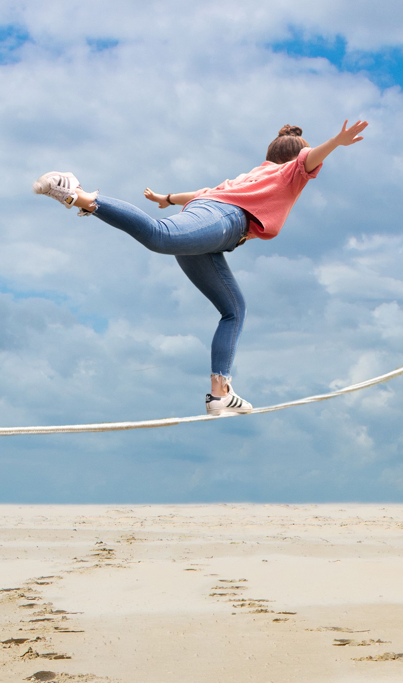 Ein Mädchen balanciert auf einem Seil.