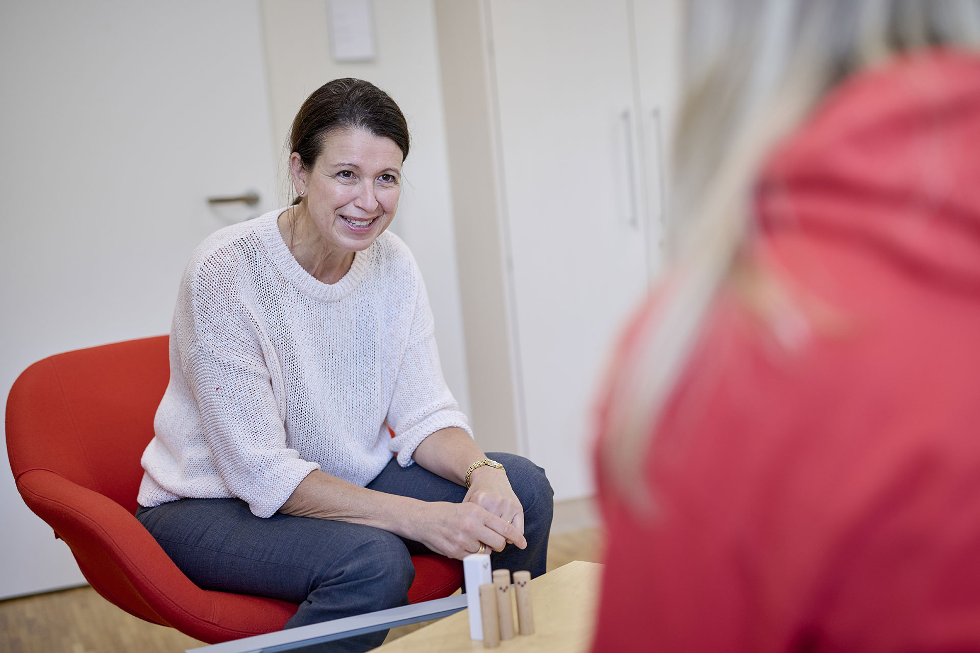 Das Bild zeigt eine Therapeutin in einem Erstgespräch.