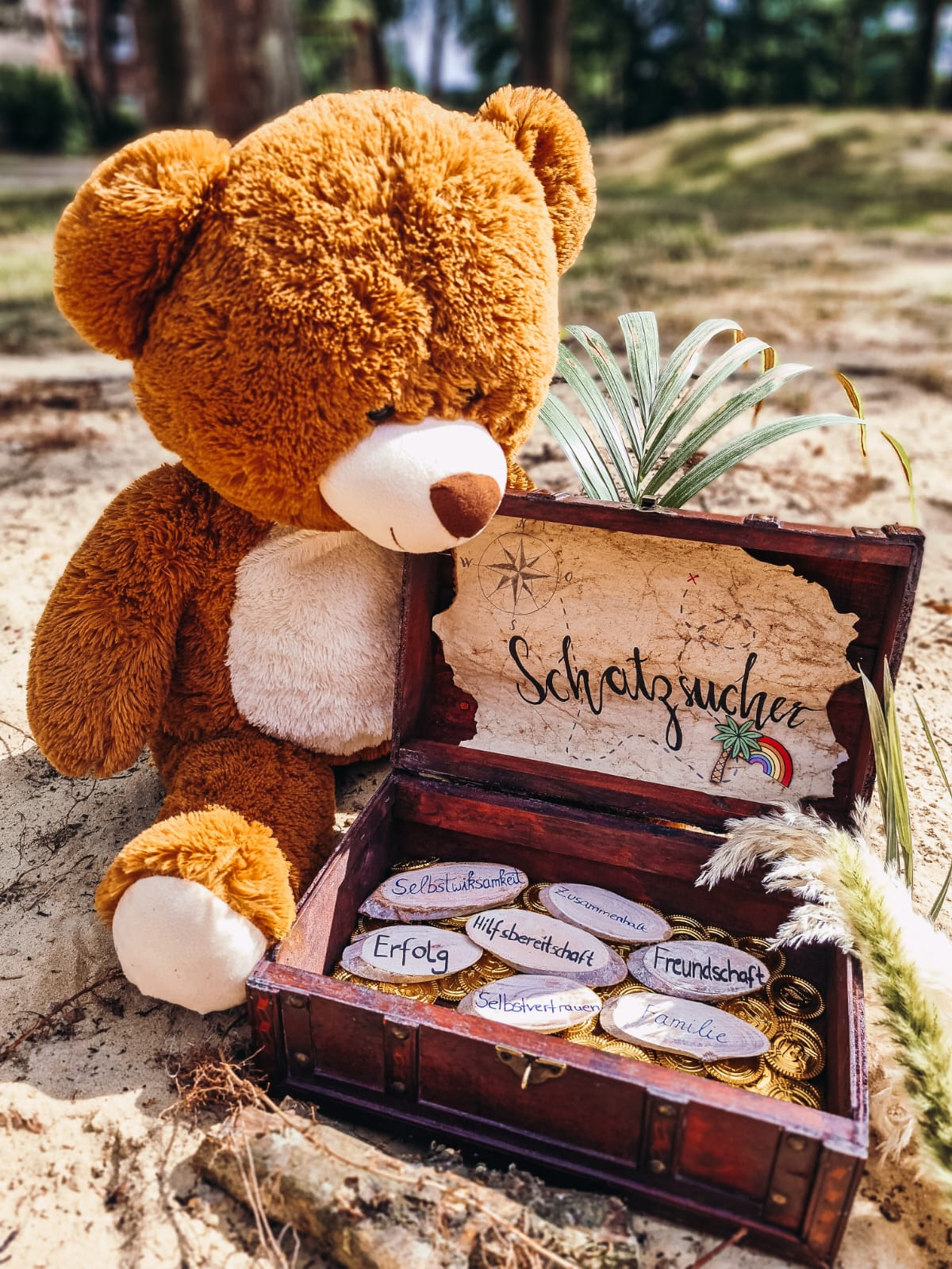 Das Bildzeigt einen Teddybären mit einer kleinen Schatztruhe.