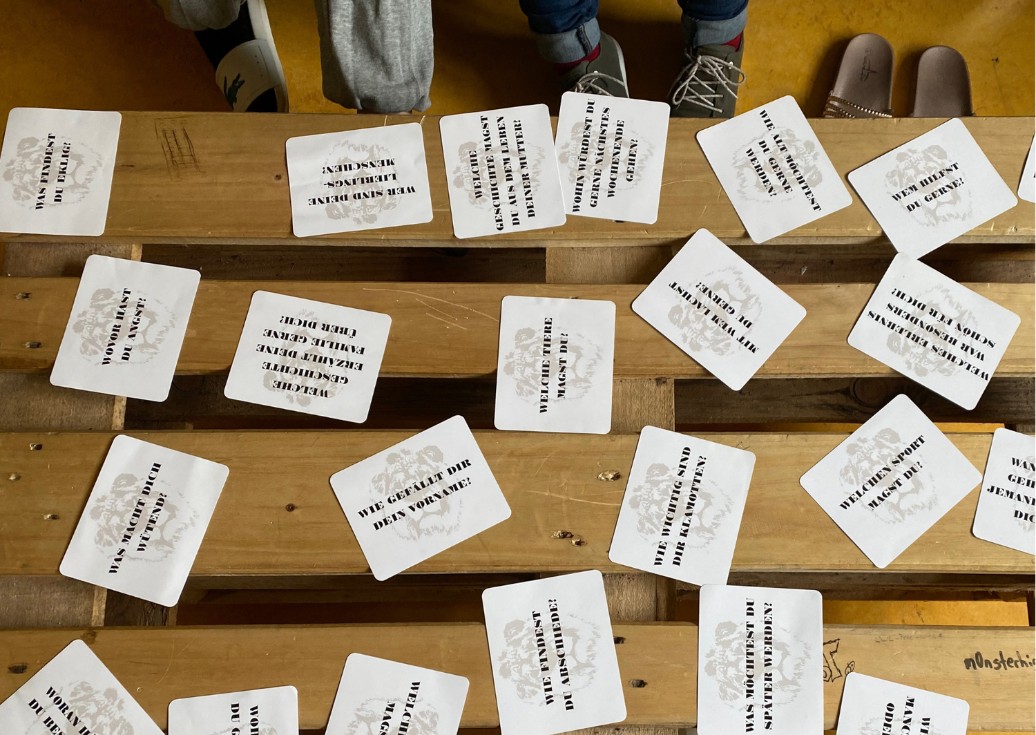 Das Bild zeigt einen Tisch, auf dem mehrere Karten mit Mutmach-Sprüchen liegen.