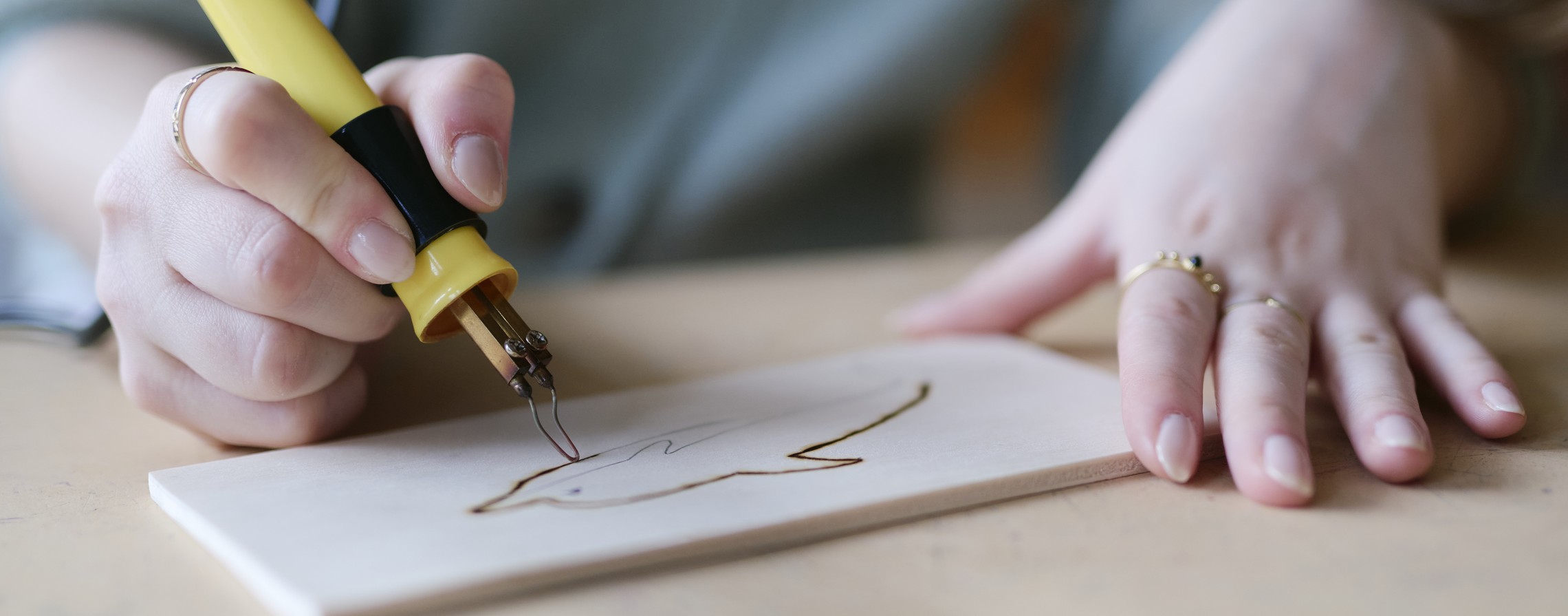 Eine Person gestaltet ein Bild in der Ergotherapie