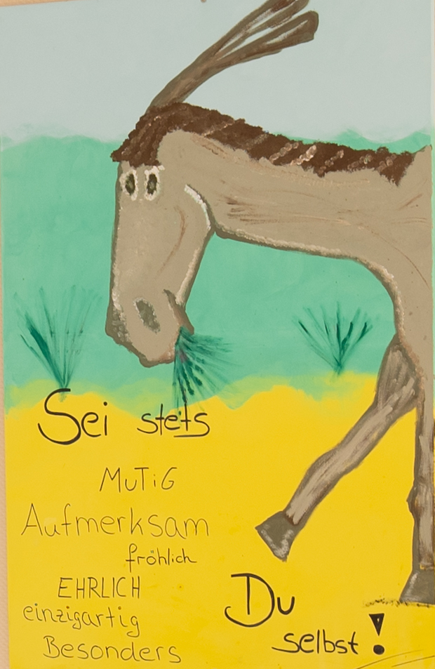 Das Bild zeigt ein Wandbild mit einem gemalten Esel.