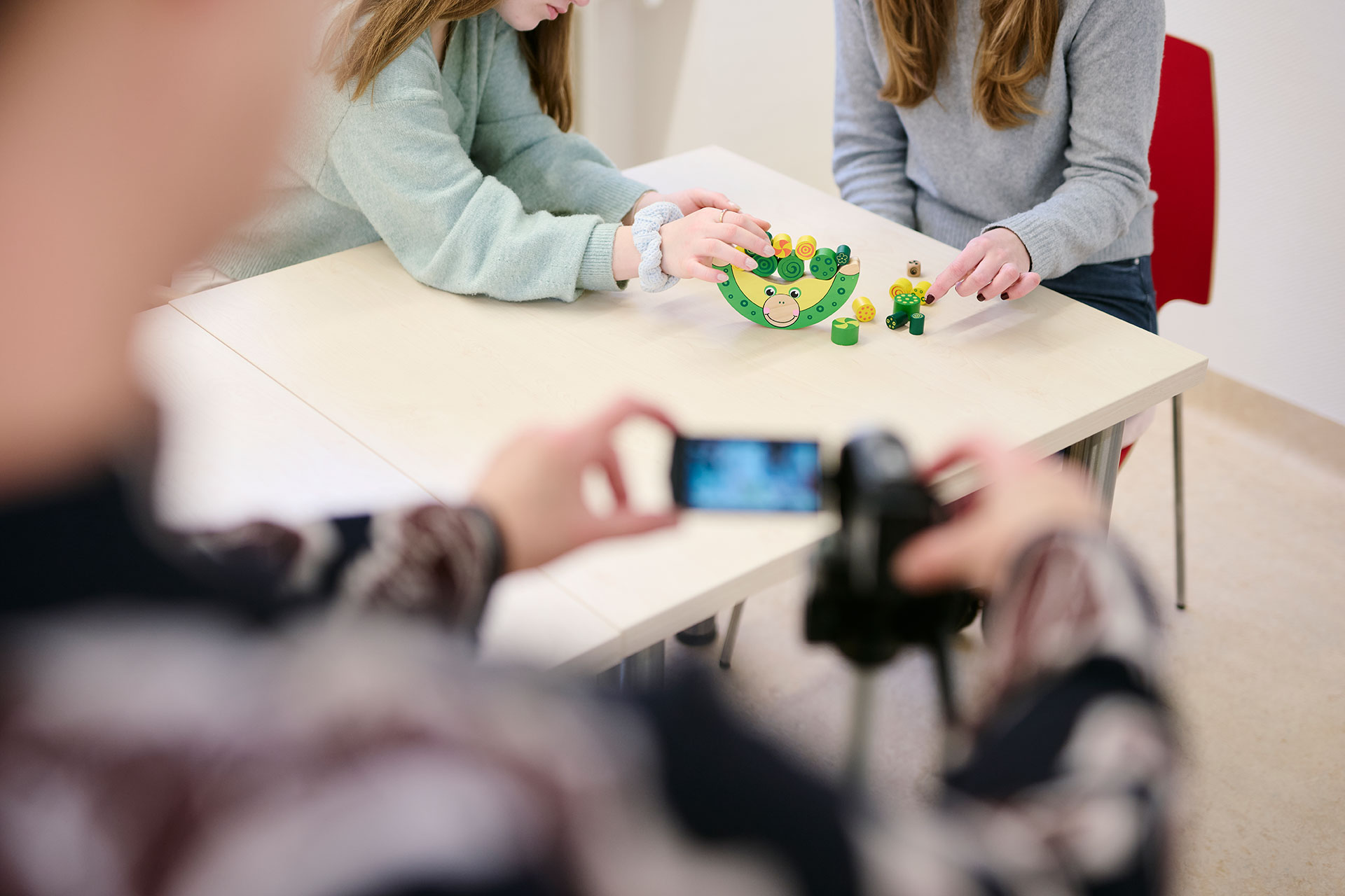 Zwei Personen spielen ein Spiel im Rahmen einer Marte Meo Sitzung.