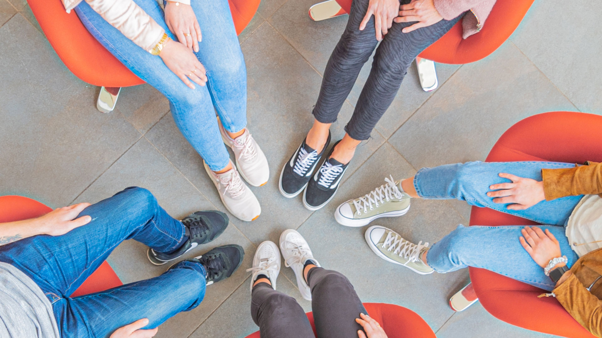 Das Bild zeigt einen Stuhlkreis.