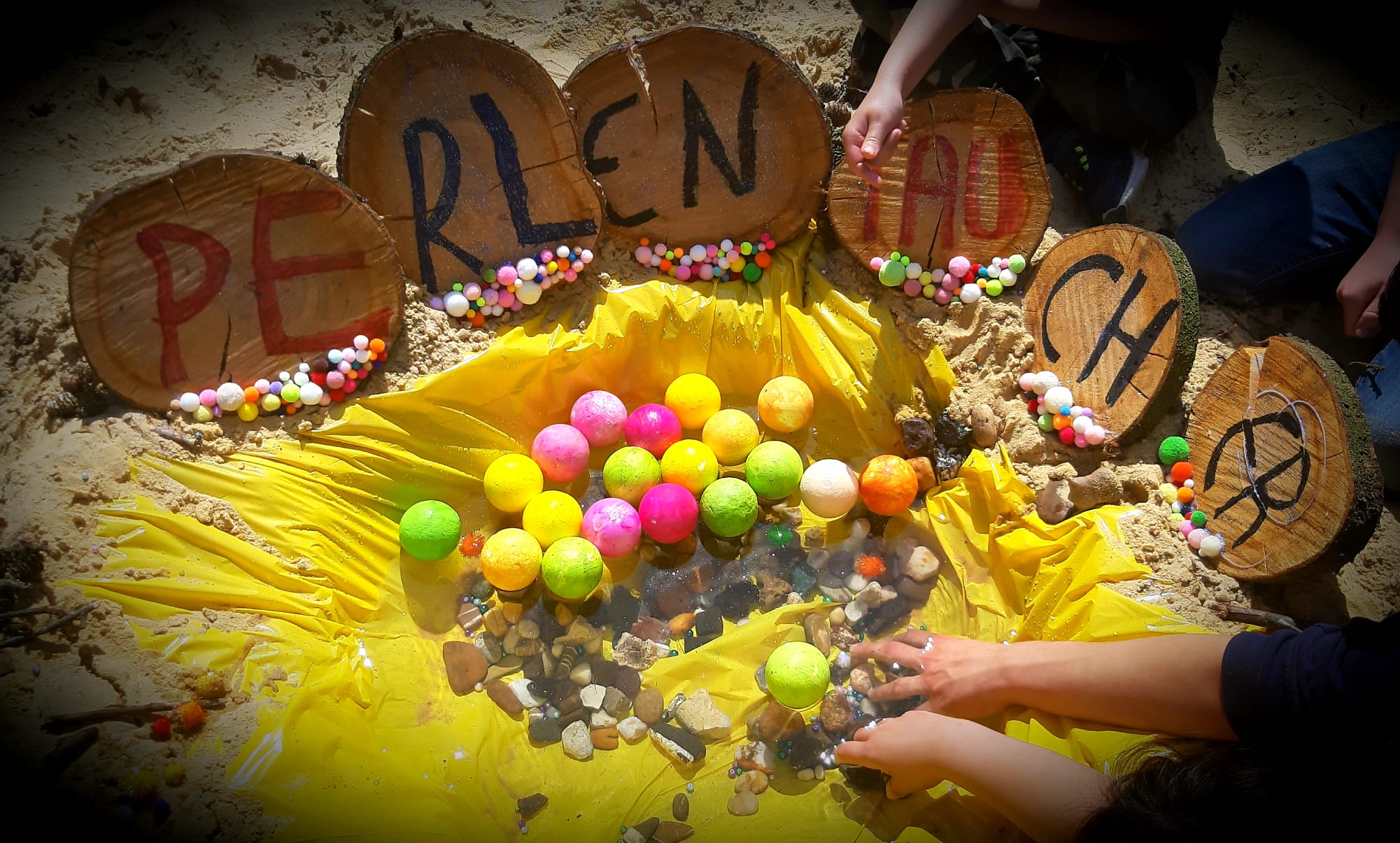 Das Bild mehrere bunte Perlen.