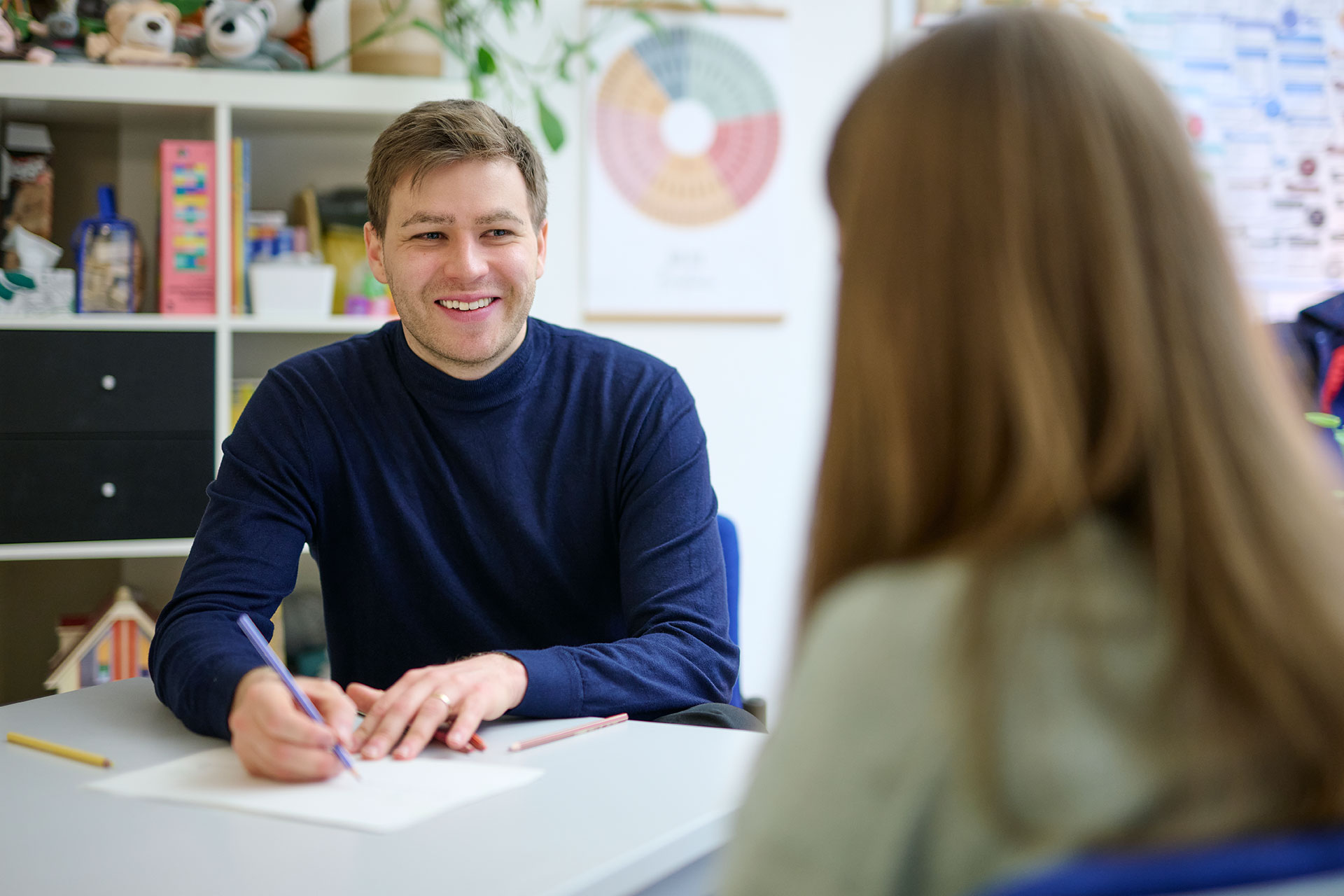 Ein Therapeut im Gespräch mit einer Patientin