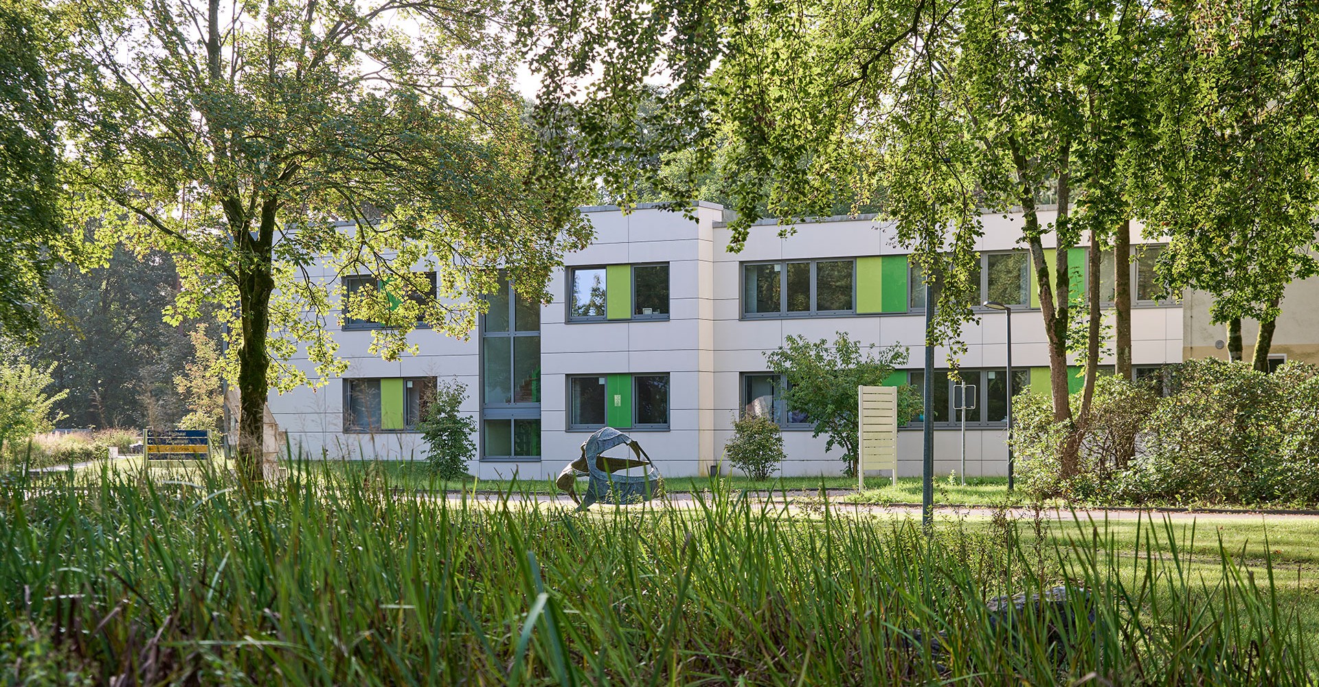 Das Bild zeigt das Hauptgebäude des LWL-Klinikums für Kinder- und Jugendpsychiatrie Marl - Dortmund - Haardklinik