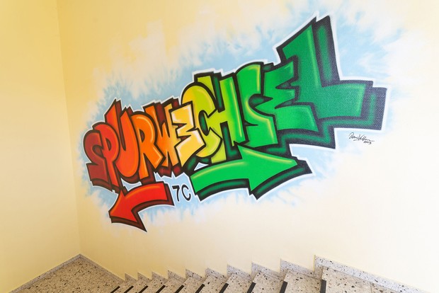Das Bild zeigt ein buntes Graffiti.