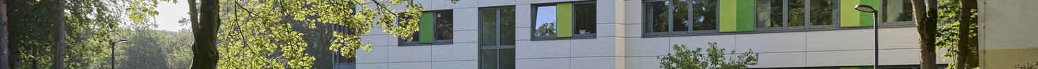 Das Bild zeigt das Hauptgebäude der Klinik.