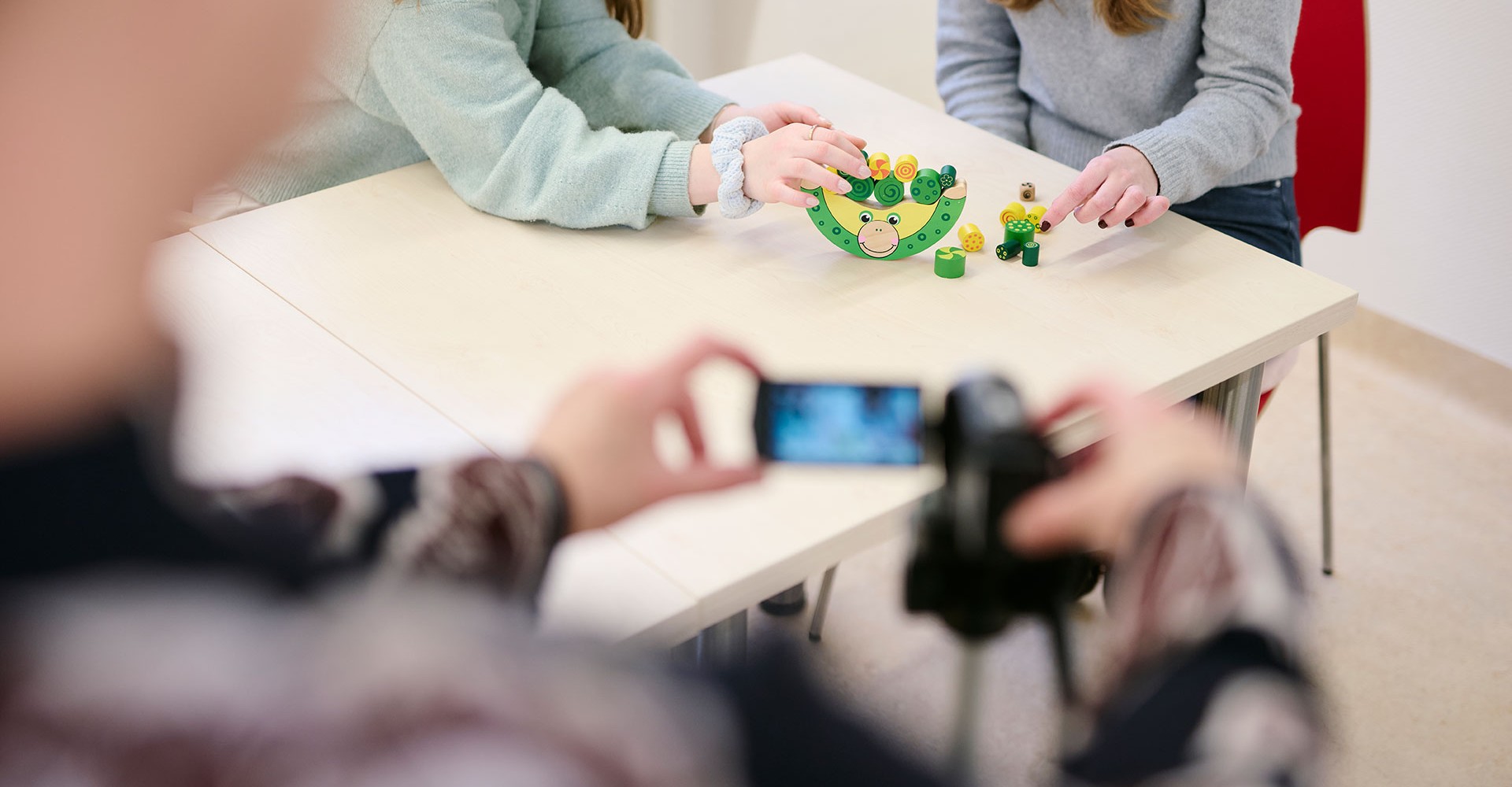 Zwei Personen spielen ein Spiel im Rahmen einer Marte Meo Sitzung.