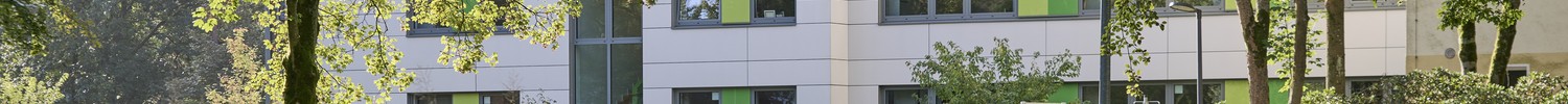 Das Bild zeigt das Hauptgebäude der Klinik im Grünen