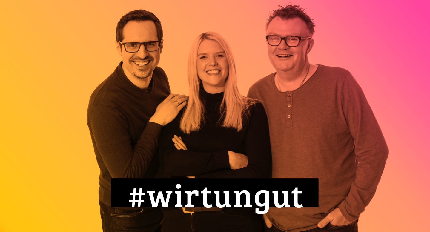 Das Bild zeigt eine Frau und zwei Männer, die nebeneinander stehen und in die Kamera lächeln. Das Bild ist orange-rosafarben eingefärbt.